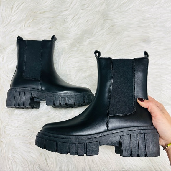 Qupid Black Chelsea Boots - Picture 5 of 5